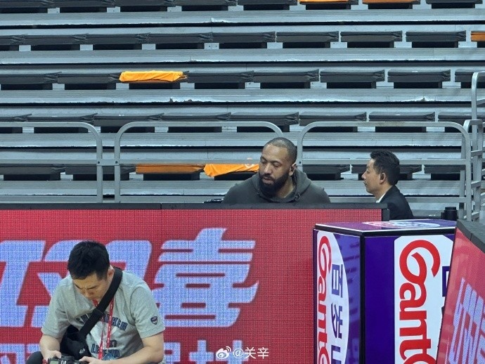 今晚不打？廣東主場迎戰(zhàn)廣廈 吉倫沃特一身便裝現(xiàn)身球館