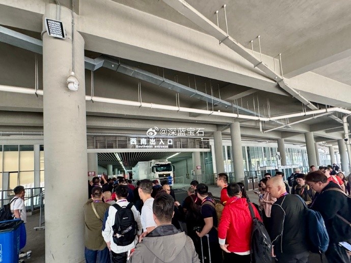 盛況空前！記者曬照：距離中澳之戰(zhàn)還有三小時(shí)，現(xiàn)場(chǎng)記者已超百名